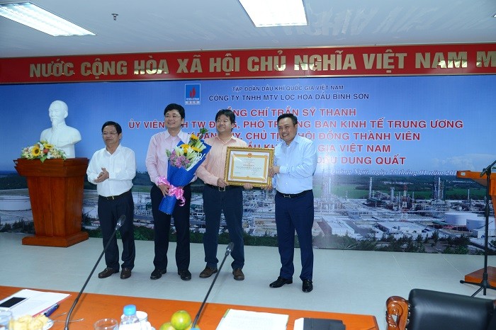 Chủ tịch Hội đồng thành viên PVN Trần Sỹ Thanh trao Bằng khen của Tổng giám đốc PVN cho Công ty BSR.