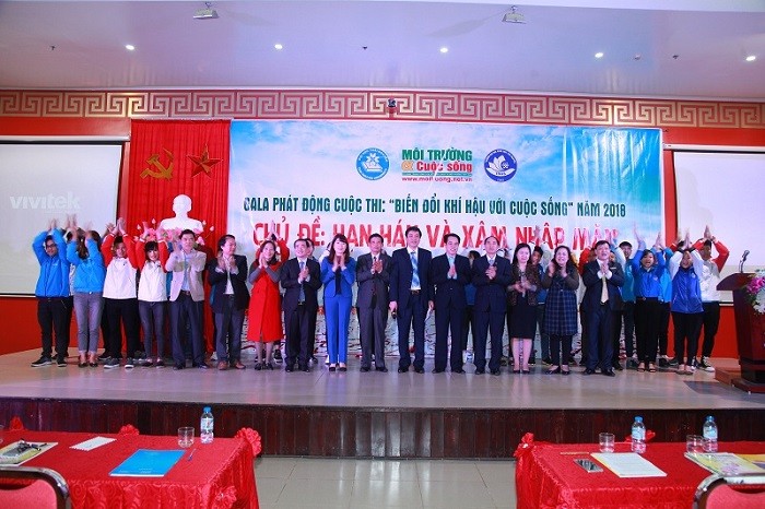 Các vị đại biểu và sinh viên Trường đại học Thái Nguyên cùng phát động “Biến đổi khí hậu với Cuộc sống” năm 2018.