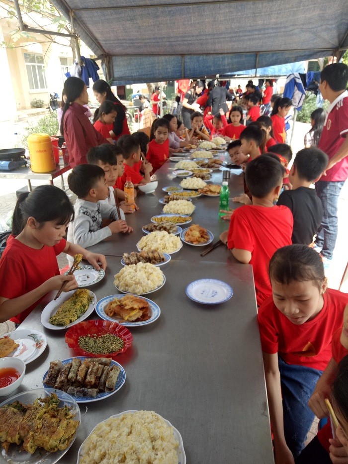 Buổi trưa, thầy cô giáo và các em học sinh ăn cơm tại trường, sau đó nghỉ ngơi tại chỗ chuẩn bị cổ vũ cho trận đấu của đội tuyển U23 Việt Nam.