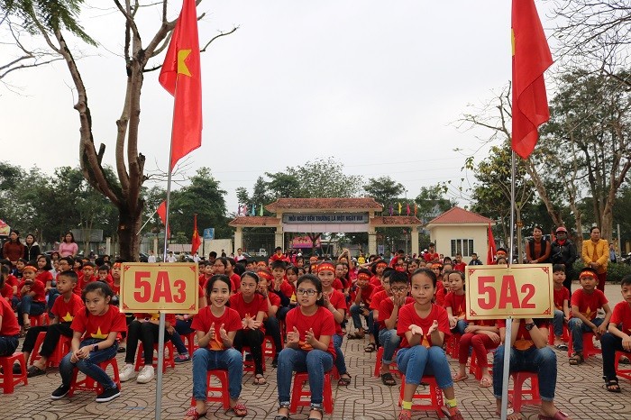 Từ sáng sớm đã có rất đông các em học sinh đến trường để cổ vũ cho đội tuyển U23 Việt Nam.