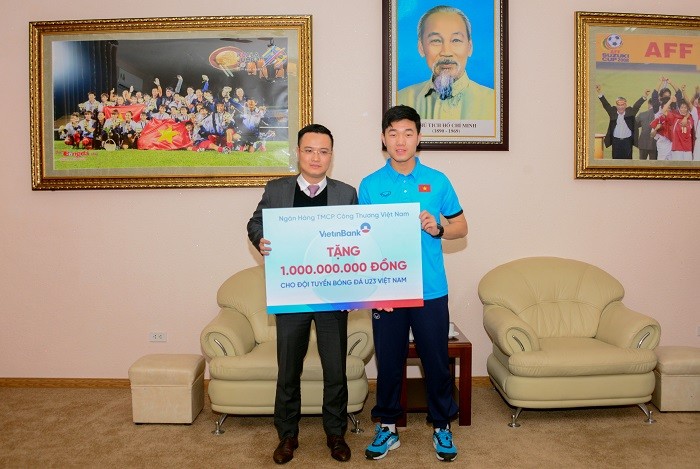 Ông Nguyễn Đình Vinh trao tặng 1 tỷ đồng cho Đội tuyển bóng đá nam U23 Việt Nam.