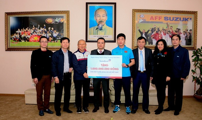 Ông Nguyễn Đình Vinh chụp ảnh cùng Huấn luyện viên Park Hang-Seo, tiền vệ Lương Xuân Trường và các đại biểu dự buổi gặp mặt.
