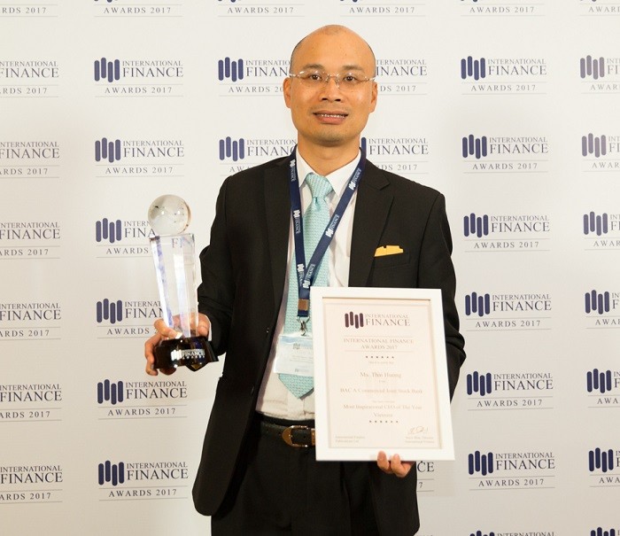 Ông Chu Nguyên Bình - Phó Tổng Giám đốc BAC A BANK nhận giải thưởng Ngân hàng tư vấn đầu tư tốt nhất do IFM trao tặng.