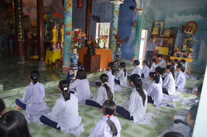 Một buổi học Kinh Phật của những đứa trẻ mồ côi trong chùa Thanh Sơn (Ảnh: tác giả cung cấp).