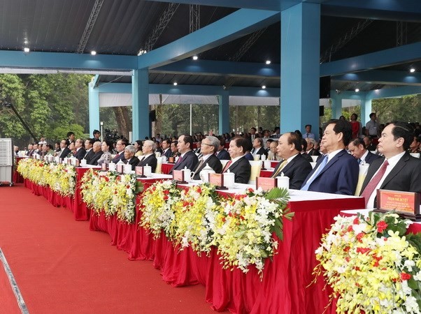 Các đồng chí lãnh đạo, nguyên lãnh đạo Đảng, Nhà nước và các đại biểu dự lễ kỷ niệm (Ảnh: Trí Dũng/TTXVN).