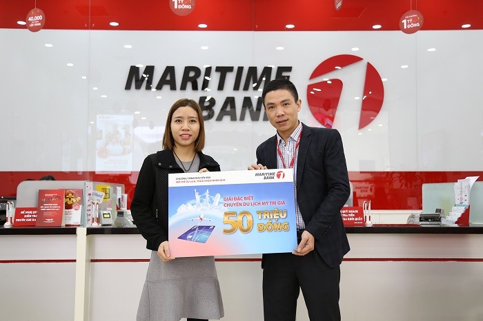 Chị Lương Thị Tuyết may mắn nhận được giải thưởng trị giá 50 triệu khi mở thẻ tín dụng du lịch Maritime Bank Visa.