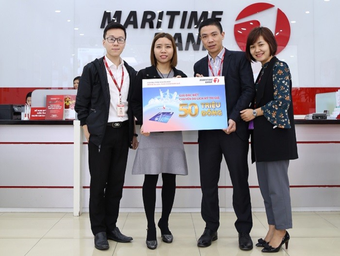 Chị Lương Thị Tuyết - người đứng thứ hai từ trái qua phải là khách hàng may mắn nhận được chuyến đi Mỹ từ Maritime Bank Visa.