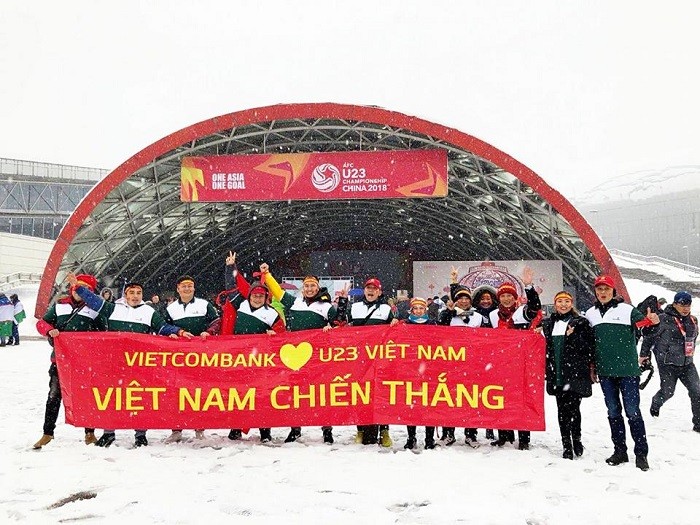 Cổ động viên Vietcombank luôn sát cánh cùng người hâm mộ Việt Nam cổ vũ hết lòng cho các cầu thủ đội tuyển bóng đá U23 Việt Nam.