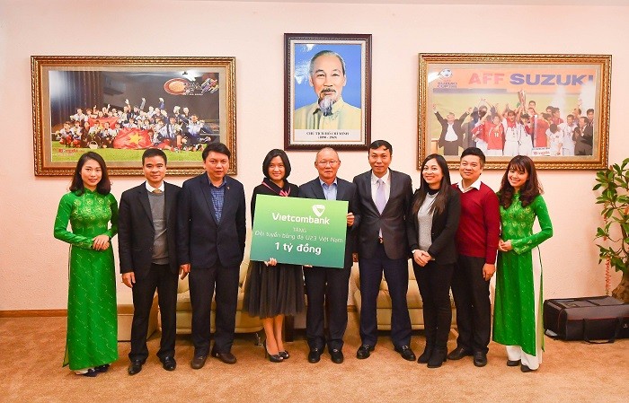 Đại diện Lãnh đạo VFF cùng Lãnh đạo và cán bộ Vietcombank chụp hình lưu niệm với Huấn luyện viên trưởng Park Hang Seo tại buổi Lễ trao tặng.