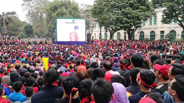 Đông đảo cổ động viên, người hâm mộ và người dân Thủ đô theo dõi trận chung kết giữa U23 Việt Nam với U23 Uzbekistan trước màn hình LED do Vietcombank hỗ trợ lắp đặt tại Tượng đài Lý Thái Tổ.