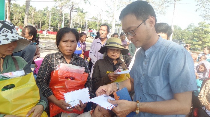 Ông Lê Nguyễn Đức Khôi, Trưởng phòng Quan hệ công chúng, Tập đoàn Tân Hiệp Phát cùng ban tổ chức trao quà cho các em học sinh và người dân huyện Lộc Ninh, Bình Phước.
