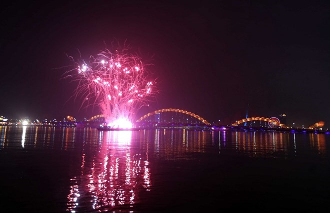 Bắn pháo hoa chào đón năm mới trên sông Hàn. Đà Nẵng. (Ảnh: Trần Lê Lâm/TTXVN).