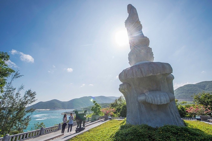Đứng trên đỉnh núi Trúc Lâm tịnh viện, tận hưởng gió biển mênh mông, phóng tầm mắt để thưởng ngoạn trọn vẹn vịnh Nha Trang sẽ là trải nghiệm rất đáng nhớ.