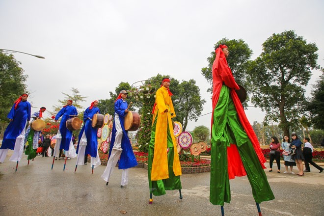 Trong suốt ba ngày diễn ra lễ hội, du khách đều được thưởng thức màn trình diễn của hơn 20 nghệ nhân đi cà kheo, múa biểu diễn lân rồng và diễu hành phúc lộc thọ phát tài lộc cho mọi người. (Ảnh: Minh Sơn/Vietnam+)