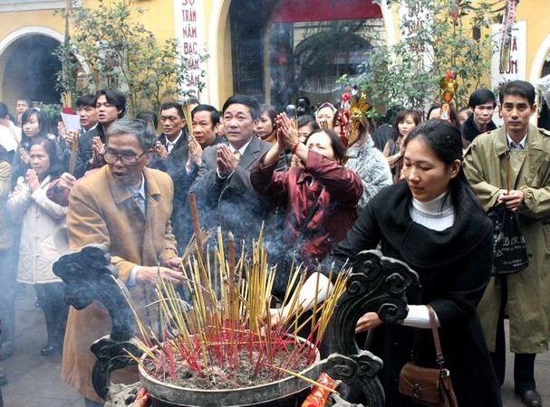 Người dân đi lễ chùa ngày lễ Thượng Nguyên. (Ảnh: TTXVN)