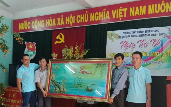 Đại diện lớp 12C10 tặng bức tranh tri ân các thầy cô giáo Trường trung học phổ thông Huỳnh Thúc Kháng (Ảnh: tác giả cung cấp).
