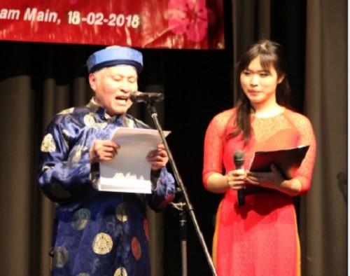 Ông Phạm Như Phúc cùng nữ sinh viên Hoàng Uyên lên đọc lời chào đầu xuân.