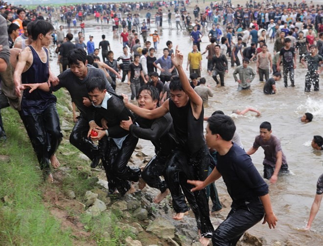 Trai tráng các làng tham gia lễ hội cướp phết với hy vọng giành được Phết sẽ may mắn cả năm. (Ảnh: Nguyễn Thủy/TTXVN).