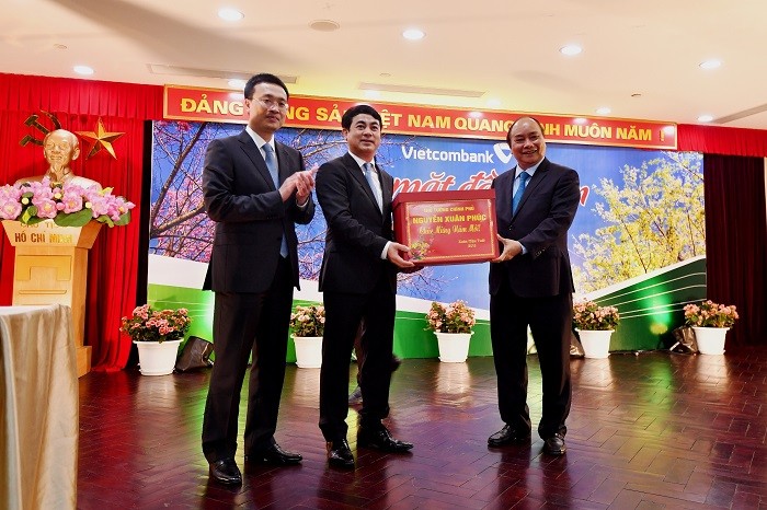 Thủ tướng Nguyễn Xuân Phúc tặng quà cho ban lãnh đạo và tập thể cán bộ nhân viên Vietcombank.