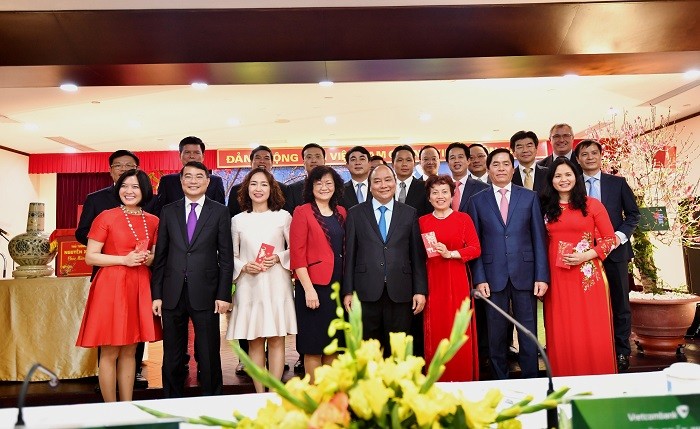 Thủ tướng Chính phủ cùng lãnh đạo Ngân hàng nhà nước, Đảng ủy Khối doanh nghiệp trung ương chụp hình lưu niệm cùng ban lãnh đạo Vietcombank.