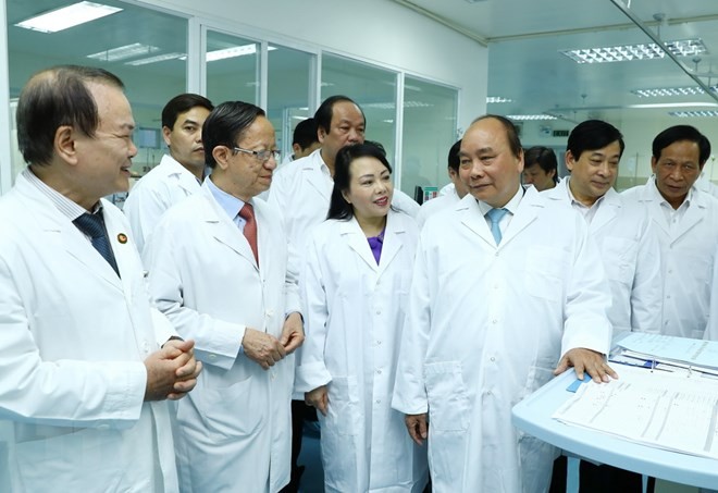 Thủ tướng Nguyễn Xuân Phúc đến thăm Bệnh viện tim Tâm Đức, nhân dịp kỷ niệm 63 năm ngày Thầy thuốc Việt Nam (27/2/1955-27/2/2018). (Ảnh: Thống Nhất/TTXVN)