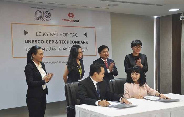 Đại diện Techcombank, bà Phạm Vũ Minh Đan cùng đại diện đối tác Unesco CEP, ông Phạm Hồng Anh ký kết chính thức với với dự án đầu tiên là cuộc thi Talent Generation 2018.