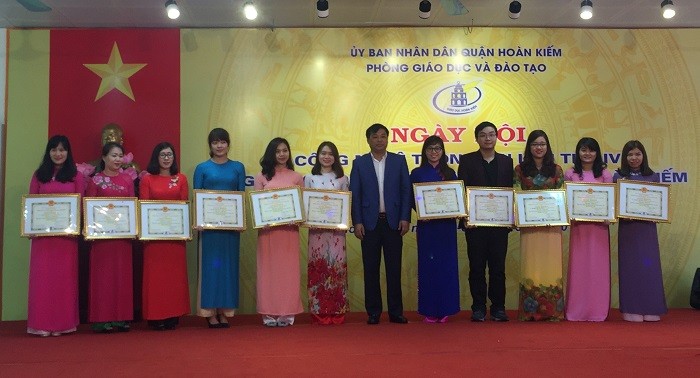 Đồng chí Đinh Hồng Phong trao giải cho các cá nhân xuất sắc đạt giải (Ảnh: Đào Linh).
