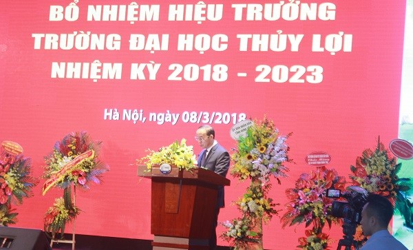 Tân Hiệu trưởng Trịnh Minh Thụ lên phát biểu khi nhận quyết định (Ảnh: Đào Linh).