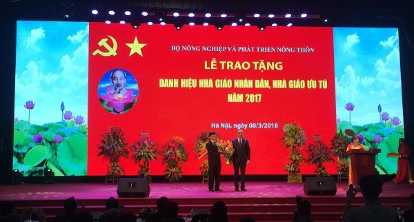 Giáo sư Nguyễn Quang Kim nhận danh hiệu nhà giáo nhân dân do Chủ tịch nước phong tặng (Ảnh: Đào Linh).