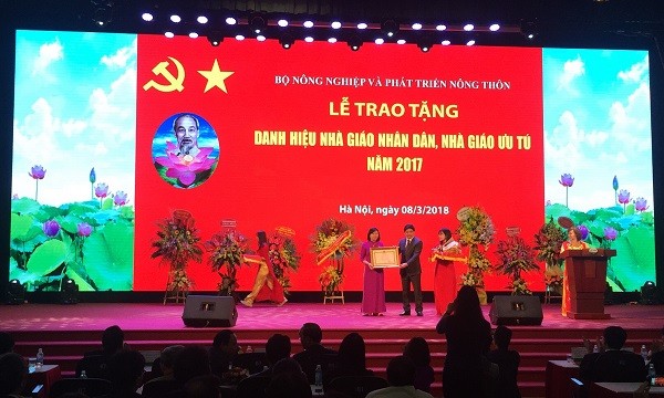 Giáo sư Phạm Thị Hương Lan nhận danh hiệu Nhà giáo Ưu tú do Chủ tịch nước phong tặng. (Ảnh: Đào Linh).