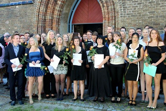Nguyễn Thu Lan (thứ 2 từ bên phải) cùng các bạn trong buổi lễ nhận bằng Tốt nghiệp phổ thông - Bằng Abitur 2017 (Ảnh: tác giả cung cấp).