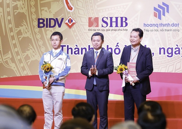 BIDV Chi nhánh Nghệ An trao thỏa thuận hợp tác về việc tài trợ vốn và cung ứng dịch vụ ngân hàng cho các đối tác.
