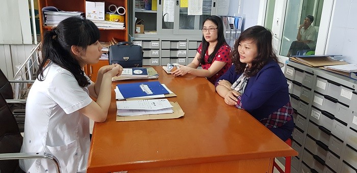 Bác sĩ Lưu Phương Linh - Điều trị trực tiếp cho bé tại Khoa tim trẻ em vui mừng chia sẻ với Quỹ VTVV và đại diện gia đình nhà tài trợ về sức khỏe của bé Hoàng Long hồi phục khá nhanh.