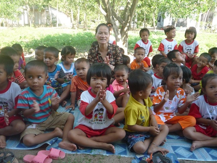 Cô Đoàn Thị Lệ Minh bên các em học sinh mẫu giáo (Ảnh: tác giả cung cấp).
