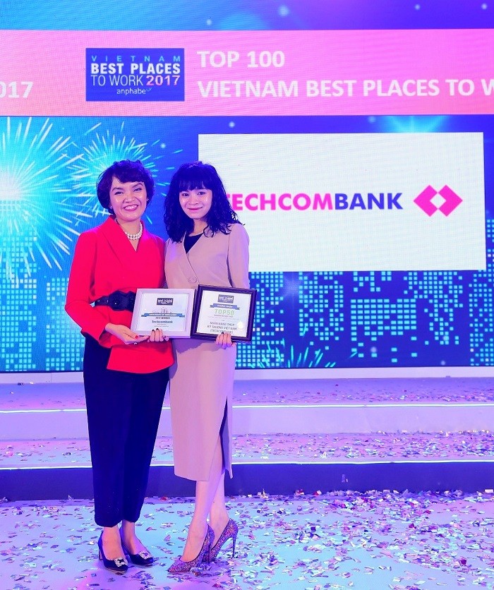 Bà Phạm Vũ Minh Đan (phải) – Giám đốc Khối Quản trị Nguồn Nhân Lực ngân hàng Techcombank tại lễ công bố kết quả khảo sát “Top 100 nơi làm việc tốt nhất Việt Nam 2017”.