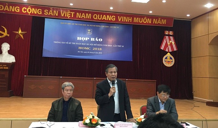 Ông Lê Ngọc Quang (giữa), Phó Giám đốc Sở Giáo dục và Đào tạo Hà Nội phát biểu tại họp báo.