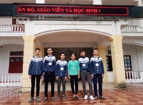 5 nam sinh Trường trung học phổ thông Cẩm Xuyên cùng chị Lê Thị Tiền (Ảnh: Thủy Phan).