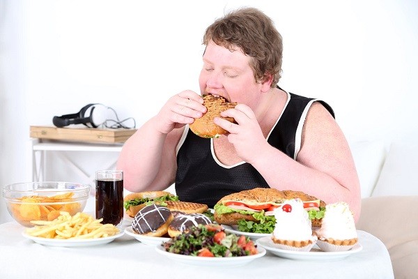 Người có thói quen ăn nhanh cũng có cân nặng và lượng đường trong máu cao hơn những người khác. Ảnh: Gulfnews.