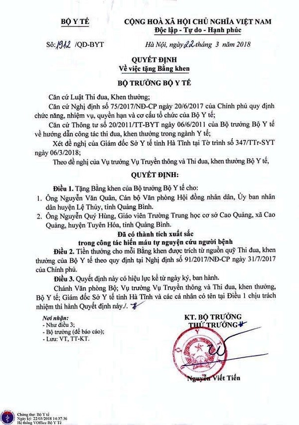 Quyết định tặng bằng khen cho thầy Nguyễn Quý Hùng và anh Nguyễn Văn Quân (Ảnh: Thủy Phan).