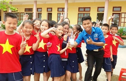 Đinh Đường trong kỳ thực tập ở Trường Tiểu học Hải Thành (thành phố Đồng Hới, Quảng Bình).