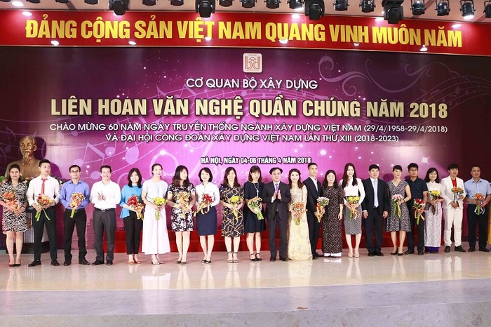 Thứ trưởng Nguyễn Văn Sinh và Chủ tịch Công đoàn cơ quan Bộ Xây dựng tặng hoa cho đại diện các đơn vị tham gia Liên hoan.