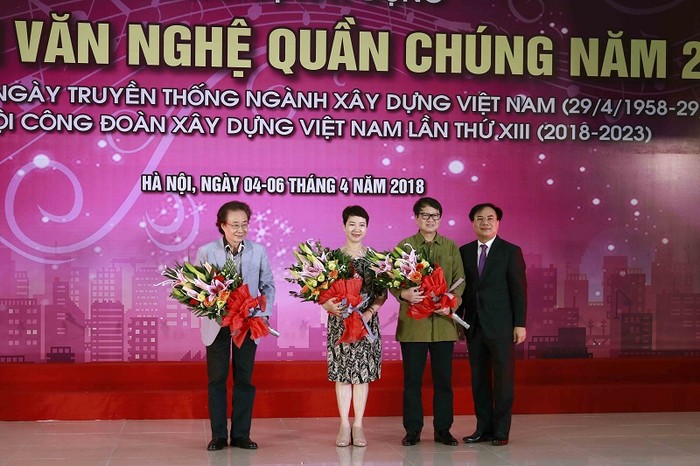 Thứ trưởng Nguyễn Văn sinh tặng hoa cho Ban giám khảo.