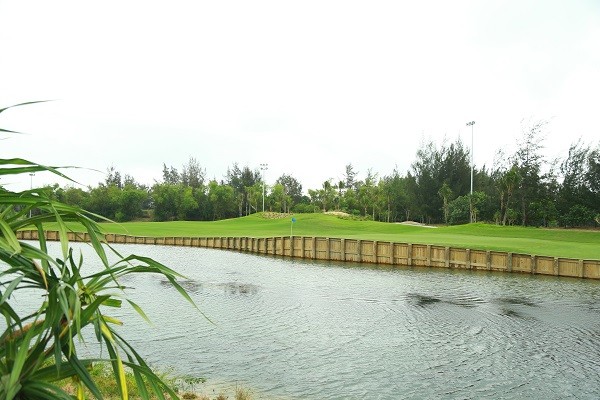 Sân golf phong cách bờ kè đầu tiên tại Châu Á được thiết kế bởi Nicklaus Design.