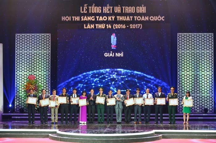 Tác giả Hoàng Hồng Lĩnh (thứ 2 từ phải qua) nhận giải WIPO từ Tổ chức Sở hữu trí tuệ thế giới.