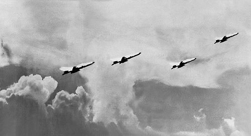 Máy bay của không quân Việt Nam xuất kích tiêu diệt máy bay Mỹ. Ảnh: Tư liệu TTXVN.