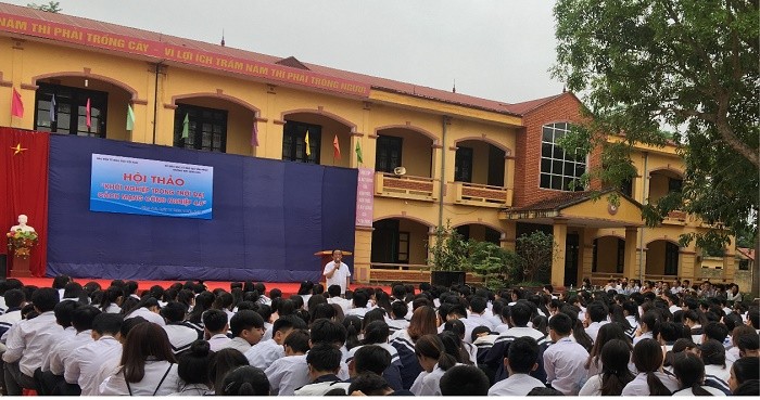 Giáo sư, Nhà giáo nhân dân Nguyễn Lân Dũng chia sẻ cùng các em học sinh tại Hội thảo.