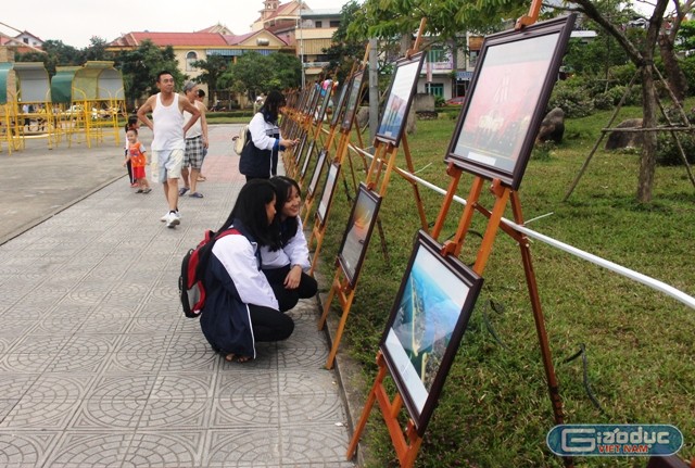 Nhiều người dân, nhiều em học sinh và du khách đến xem triển lãm.