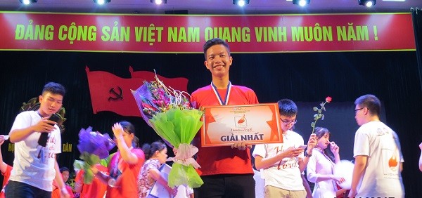 Chinh nhận giải thưởng tại một cuộc thi tiếng anh (Nguồn ảnh: nhân vật cung cấp).