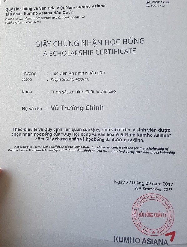 Chinh vinh dự được nhận học bổng A Scholarship Certificate (nguồn ảnh: nhân vật cung cấp).