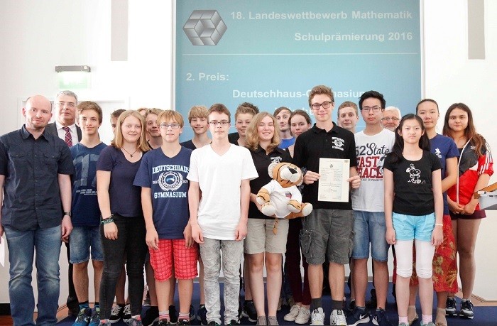 Phạm Nam (áo phông trắng đứng thứ 4 từ phải vào) tham gia thi học sinh giỏi Vật lý toàn nước Đức (Ảnh: tác giả cung cấp).